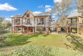 Echuca Riverfront Holiday Home with private pontoo - Image 2