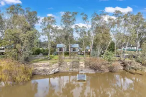 Echuca Riverfront Holiday Home with private pontoo - Image 4