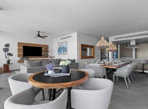 Spectacular 3BR Apartment/w Amazing Rooftop Views - Image 3