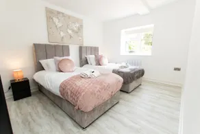 K Suites - Lovely 2 bedroom w/ Parking on Site - Image 4