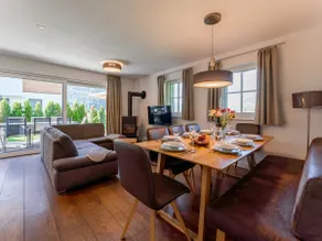 Luxury lodge with private garden terrace & sauna - Image 4