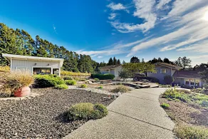 Mtn-view Retreat w/ Hot Tub + Deck in Sebastopol - Image 5