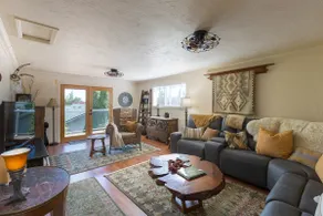 Wild Rose: Spacious 2+BR, Close to Downtown - Image 3