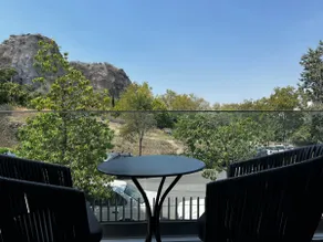 THE EDGE Luxury Apartment - Gym & Balcony - Image 2