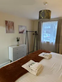 Orange Lilly in Stroud with Free Parking - Image 4