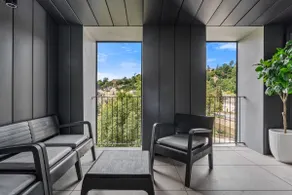 Stylish 2BR Apt w/ Balcony & Historic Views - Image 5