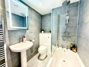 Elegant 1BR Flat • Near Oxford • Parking, WiFi - Image 4