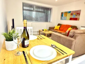 Elegant 1BR Flat • Near Oxford • Parking, WiFi - Image 5