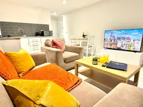 Elegant 1BR Flat • Near Oxford • Parking, WiFi - Image 2