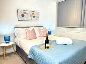 Elegant 1BR Flat • Near Oxford • Parking, WiFi - Image 3