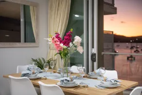 Penthouse Oasis On Airlie - Image 3