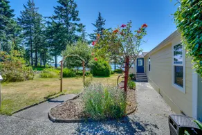 Cozy Langley Retreat: Water Views & Beach Access - Image 3