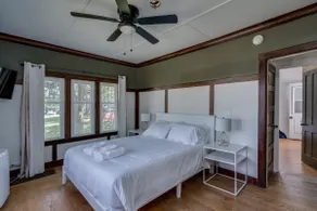 K's Motel House with river views - Image 3