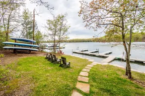 Lake access, 3 suites, hot tub, outdoor fireplace - Image 4