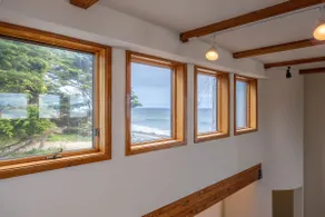 Seaside Art Gallery Loft Inspire Your Creativity with Breathtaking Views! - Image 2