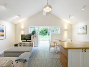 Millside, Bosham -  a bungalow that sleeps 4 guests  in 1 bedroom - Image 2