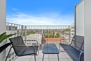 Cozy Studio w/ Balcony, Fast WiFi & Free Parking - Image 3
