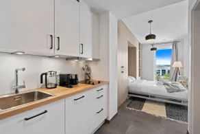 Cozy Studio w/ Balcony, Fast WiFi & Free Parking - Image 2