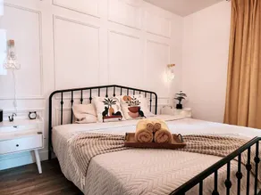 Antique CAT - 2 King Bed & Hot Tub - Free Parking - Image 4