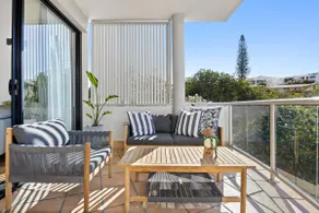 Pristine 2-Bed Apartment with Pool and Balcony - Image 2