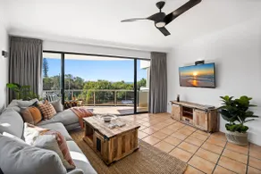 Pristine 2-Bed Apartment with Pool and Balcony - Image 5