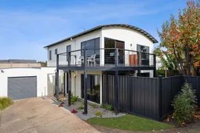 Cowrie Central Townhouse - Image 2