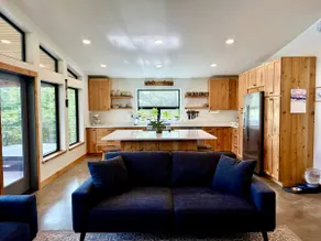 The Alpenglow: Waterfront Escape Private Hot Tub - Image 3