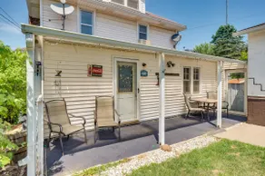 Cozy Iowa Getaway w/ Patio & Fenced-In Yard! - Image 2