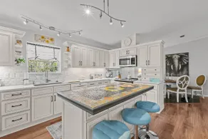 Kiss Me Kottage- Private Waterfront Home! - Image 5
