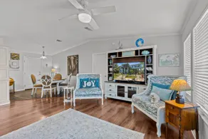 Kiss Me Kottage- Private Waterfront Home! - Image 4
