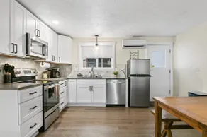 Upscale Rockwood Boho Townhouse - Image 2