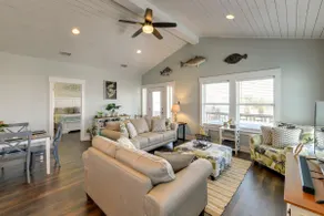 Resort Perks: Waterfront Rockport Home! - Image 4