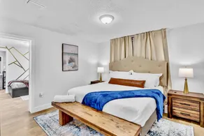 King bed, free parking - near sun, flavor & music! - Image 4