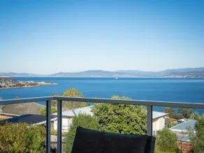 Seaside Chic Villa with Breathtaking Ocean Views - Image 3