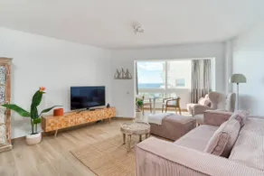 Apartment Overlooking the Beach - Image 2