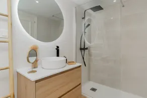 Apartment Overlooking the Beach - Image 4