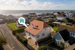 Mariners: Stylish Beachside Getaway with Sea Views - Image 3