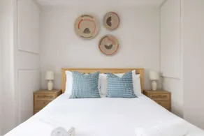 Mariners: Stylish Beachside Getaway with Sea Views - Image 2