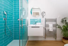 Mariners: Stylish Beachside Getaway with Sea Views - Image 4
