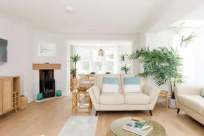 Mariners: Stylish Beachside Getaway with Sea Views - Image 5