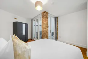 Luxurious One Bedroom Apartment near Queens Gate - Image 2