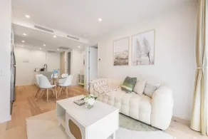 Sunny Quiet CBD Apt, Steps to Top Eateries n Pubs - Image 4