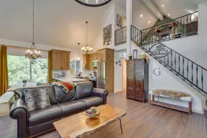 Unwind in Cle Elum: Hot Tub & Cozy Fireplace! - Image 4
