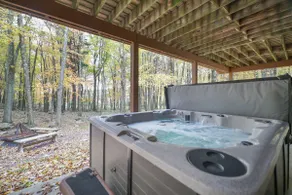 Woodland Oasis by Avantstay Hot Tub, Firepit, Walk to Lake - Image 3