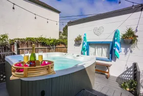 Birdrock Beach Cottage With Hot Tub - Image 2
