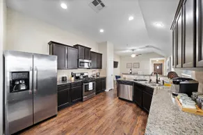 Cozy Getaway Nr Airport | WiFi | BBQ | Yard | Pet - Image 2