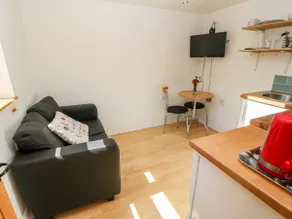 Garden Cottage - Image 3