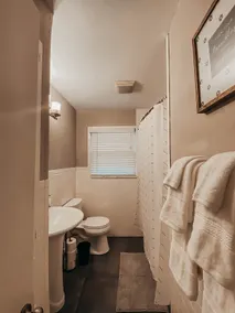 The Burrow-Cozy 3 BDRM HM - Free Parking - Image 4