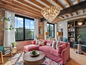 Luxury condo in the Town Square! Walk to shops! - Image 2