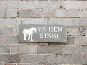 Hen Stabl - Image 2